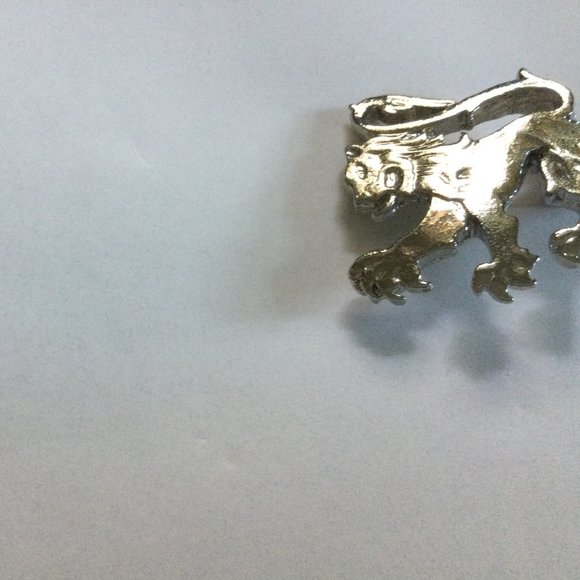 Silver tone metal pin brooch lion? - Picture 2 of 7